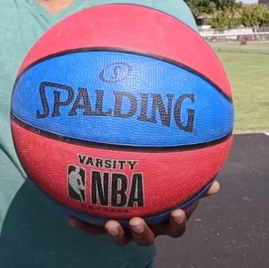 Holding Spalding NBA Varsity